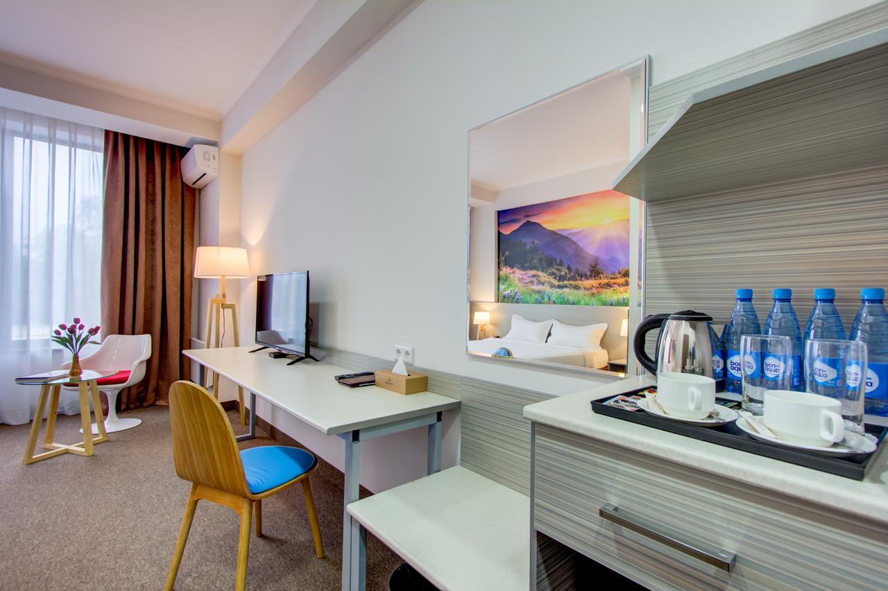 Hotel Bridges Biškek Exteriér fotografie